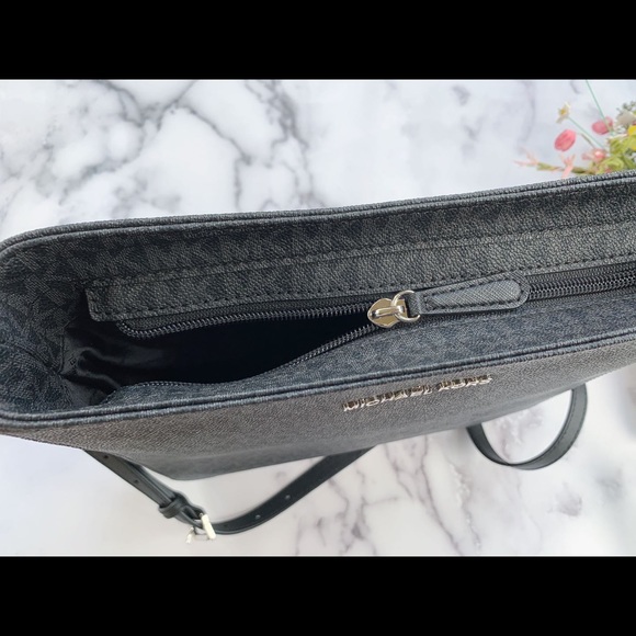 Gaby’sBags👜NWT Michael Kors Purse👜 - Picture 5 of 7